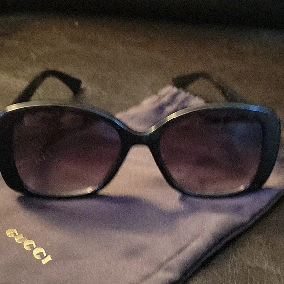 Gucci Black and Purple Gradient Sunglasses display picture 3